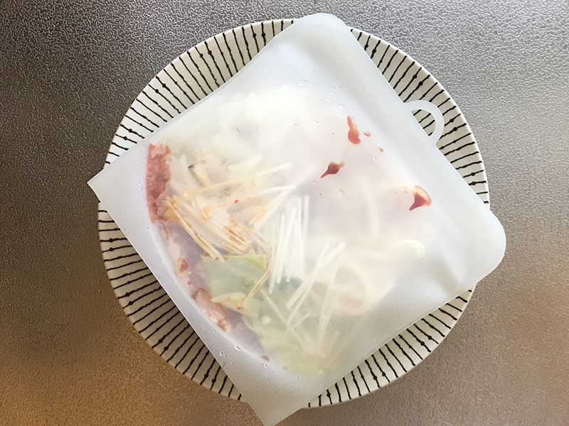 受け皿に乗せたシリコーンバッグ 