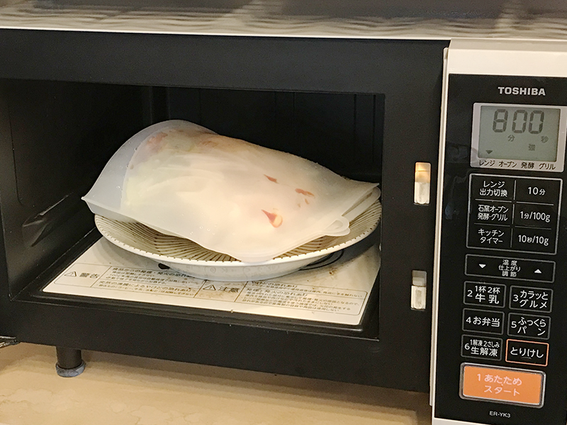 電子レンジでシリコーンバッグを加熱する