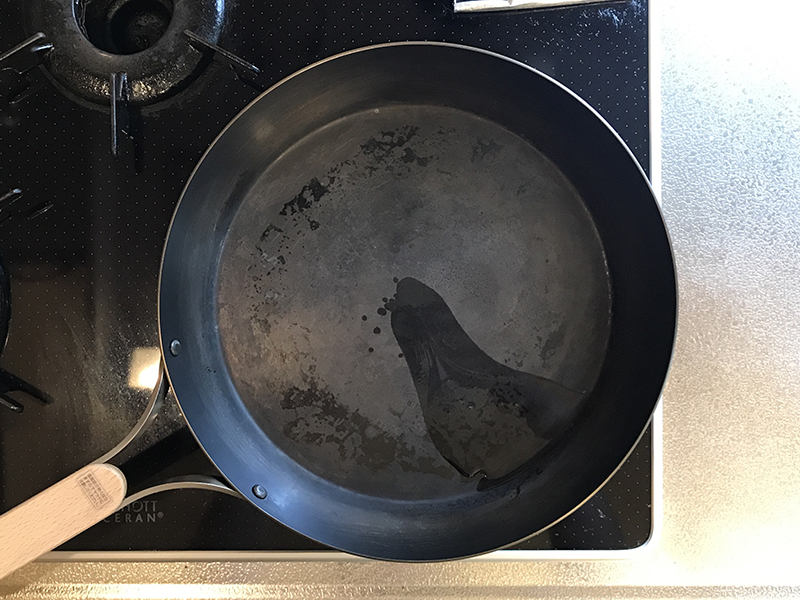 油を少ししか引いていない鉄フライパン