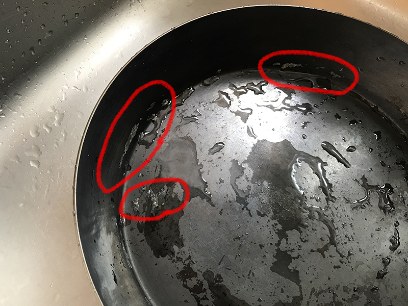 汚れが残っている鉄フライパン