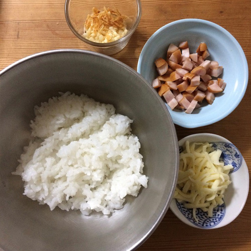 ご飯は温める。ゆでだこは小さく刻む。